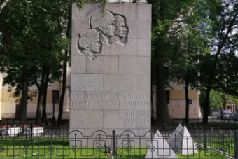 Торжественная церемония возложения цветов к стеле народным ополченцам Октябрьского района на Садовой улице