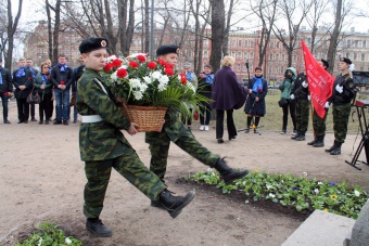 Возложение цветов к памятному знаку в сквере им. Л.А. Говорова